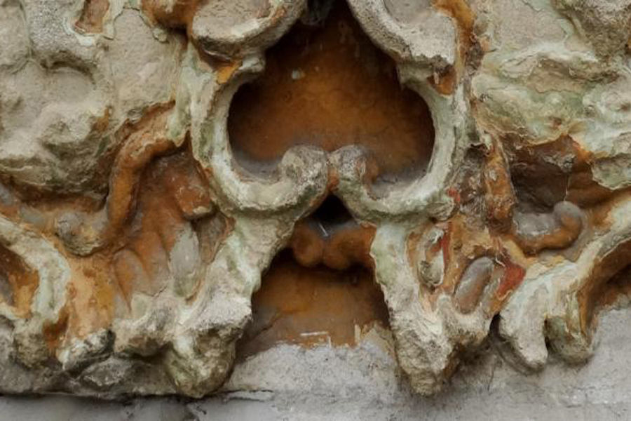 A középső díszítő elemek a restaurálás előtt A középső díszítő elemek a restaurálás előtt