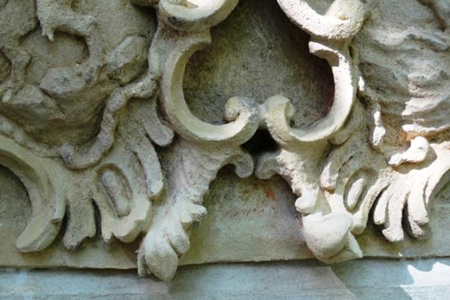 A középső díszítő elemek a restaurálás után A középső díszítő elemek a restaurálás után