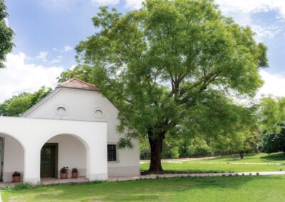 A Balogh–Esterházy-kastély egyik oldalszárnya és az árkádsor