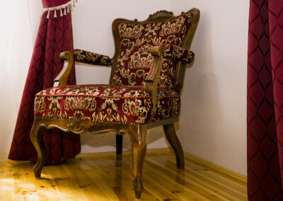 Szoba kényelmes fotellel a Balogh–Esterházy-kastélyban