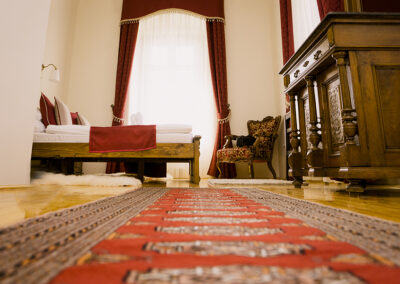 Szoba korhű berendezéssel a Balogh–Esterházy-kastélyban